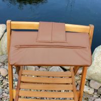 Das Gewicht ist in einem 12 cm breit, 40 cm lang und 6 cm tiefer Lederstreifen eingearbeitet.