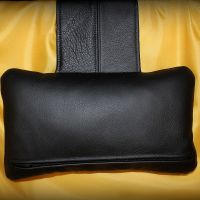 Karawunzlator - DAS Echtleder Nackenkissen 40x20 cm in der Farbe schwarz mit Steppnähten und verdeckten Reißverschluss