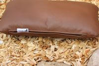 Lederkissen mit verdecktem Reißverschluss und Steppnähte