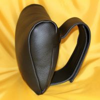 Neck-Kiss - Ledernackenkissen für Kopfstütze, geeignet für viele Kraftfahrzeuge mit Klettband Seitenansicht