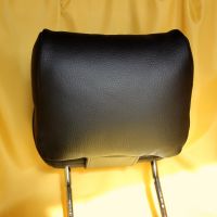 Neck-Kiss - Ledernackenkissen für Kopfstütze, geeignet für viele Kraftfahrzeuge Frontansicht