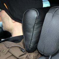 Neck-Kiss - Ledernackenkissen für Kopfstütze im PKW mit männlichem Model