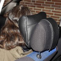 Neck-Kiss - Ledernackenkissen für Kopfstütze im PKW mit weiblichen Model