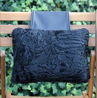 Chillout Deluxe-Pelzleder Wendenackenkissen Vorderseite Persianer schwarz