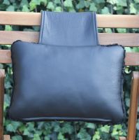 Chillout Deluxe-Pelzleder Wendenackenkissen Rückseite Leder schwarz