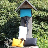 Eine Auswahl an Kunstlederkissen in verschiedenen Farben