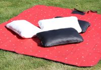 Kunstlederkissen in Schwarz und Weiß mit Decke für Draussen