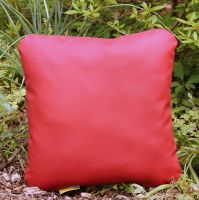 Loungekissen in rotem Kunstleder mit abgerundeten Ecken