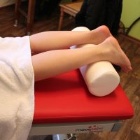 Kunstlederrolle weiß in Gebrauch auf einer Massagebank