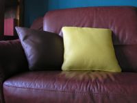 Echtlederkissen 40x40 cm auf einem Ledersofa beim Kunden vorort