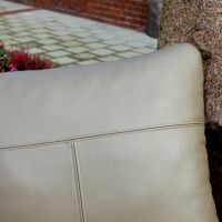 Lederkissen mit Steppnähten im Detail