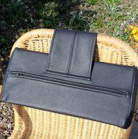 Das Gewicht ist in einem 12 cm breit, 40 cm lang und 6 cm tiefer Lederstreifen eingearbeitet.