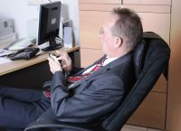 Unser Karawunzlator - Das Kunstleder Nackenkissen in Gebrauch